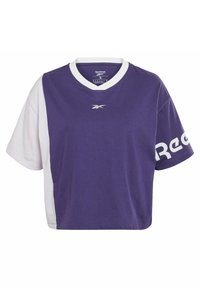 Fialovo-bílé krátké tričko s výstřihem do V, krátkými rukávy a logem Reebok výrazně vytištěným bílou barvou na jednom rukávu.