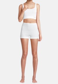 Weißes Baumwoll-Bralette und Shorts-Set, mit taillierter Passform, weichem Material und elastischen Bändern an den Kanten. Keine sichtbaren Muster oder Akzente.