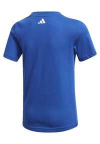 Camiseta azul de manga corta con cuello redondo. Fabricada con un tejido suave, presenta un logo blanco de Adidas cerca del cuello y el texto "AEROREADY" en el dobladillo.