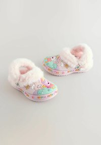 Bunte Kinderclogs mit einem flauschigen pinken Kragen, die mit Cartoonfiguren und Mustern in Pastellfarben versehen sind, leicht und mit strukturierten Sohlen.