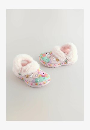 Barviti otroški klobuki z mehkim rožnatim ovratnikom, ki prikazujejo risane like in vzorce v pastelnih barvah, lahki in z teksturiranimi podplati.