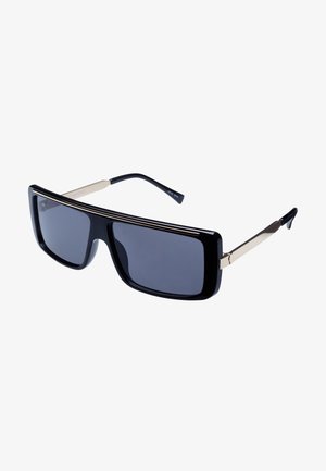 Sorte rektangulære solbriller med mørke linser, der har guldaccent hardware på stængerne og slanke, blanke rammer.