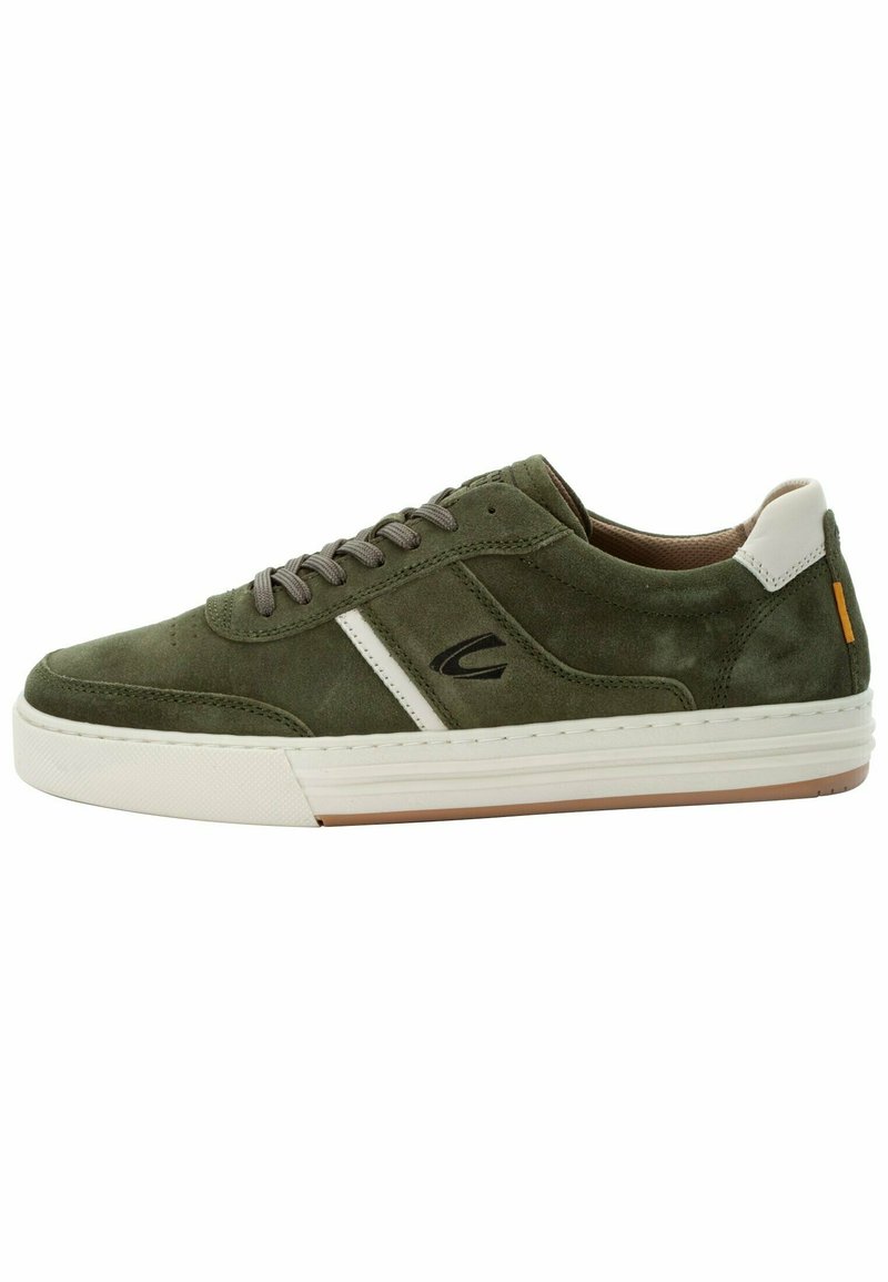 Baskets basses en daim vert olive avec semelle blanche, patte de talon blanche, lacets gris et logo noir sur le côté, vues de profil gauche.