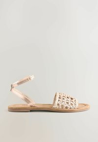 Woven flache Sandale in metallischem Roségold, mit einem Riemen um den Knöchel und einer weichen braunen Sohle mit einer strukturierten Fußbett.