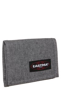 Billetera de tela gris con un diseño de plegado, que presenta un parche negro del logo de Eastpak. Superficie texturizada y bordes cosidos de manera ordenada.