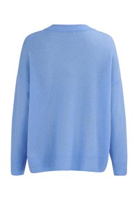 Jasnoniebieski sweter z dzianiny z długim rękawem, z prążkowanymi mankietami, dołem i dekoltem, pokazany od tyłu na białym tle.