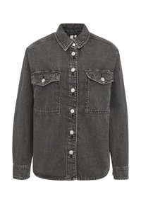 Czarna denimowa kurtka w odcieniu ciemnoszarym z zapięciem na guziki, dwoma kieszeniami na piersi oraz złożonym kołnierzem. Teksturowana tkanina z widocznymi detalami szwów.