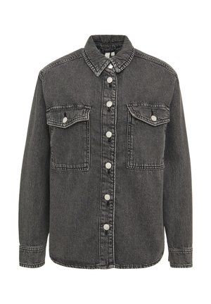 Veste en denim gris foncé avec un devant à boutons, deux poches poitrine et un col replié. Tissu texturé avec des détails de couture visibles.