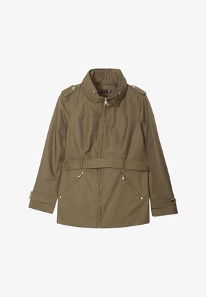 Veste olive verte allant jusqu'à la taille en tissu doux, avec un col haut, une fermeture éclair, deux poches zippées et un détail ceinturé à la taille.