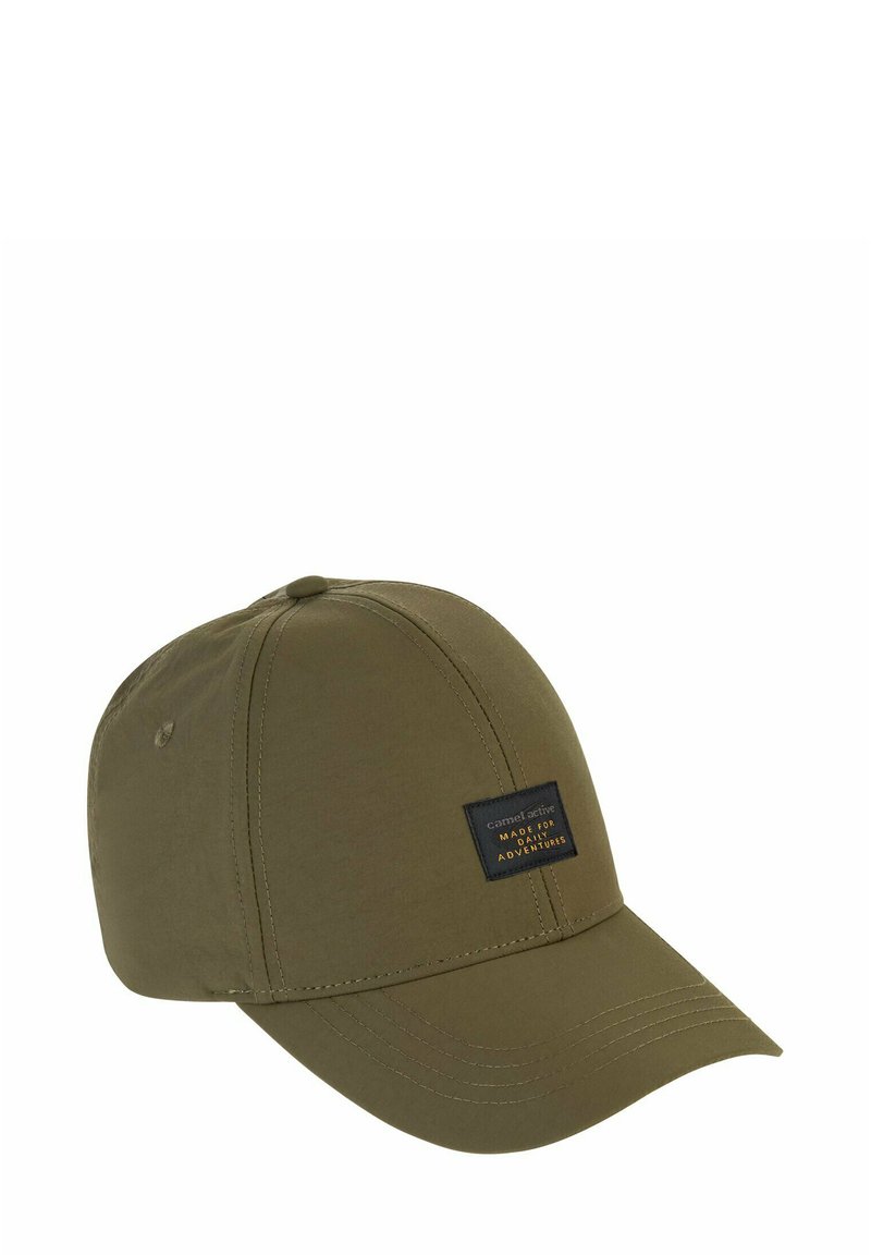 Olijfgroene baseballcap met een gestructureerde kroon, een gebogen klep en een rechthoekig stoffen patch met logo-details. Gemaakt van zacht materiaal.