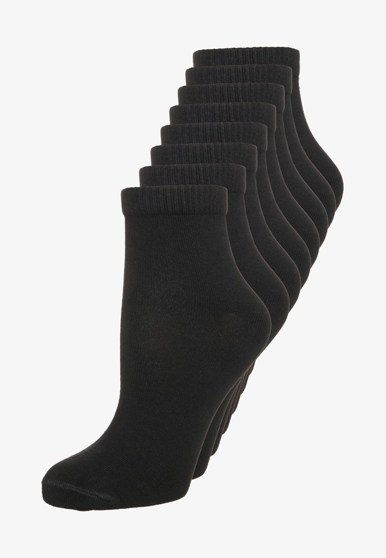 Czarne skarpetki do kostek wyeksponowane w rzędzie, z karbowanym mankietem, gładką teksturą i jednolitą formą. Widoczne są dziesięć par.
