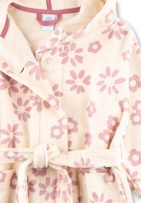 Crème kleurige badjas met een roze bloemenpatroon, zachte badstof textuur, ceintuur in de taille en aangehechte kap. Voorzien van een knoopsluiting en voorzakken.