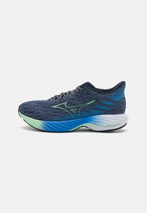 Zapatillas de running para hombre en degradado de azul y marino, con parte superior de malla texturizada y acentos en verde vibrante, que cuentan con una suela acolchada y una suela negra.