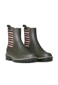 Bottes en caoutchouc vertes pour la cheville avec des panneaux latéraux élastiques ornés de rayures rouges, bleues et blanches. Semelle antidérapante texturée et coutures décoratives blanches.