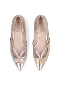 Ballerine metalliche oro con punta appuntita, dotate di una fibbia decorata con strass e cinturini incrociati nella parte superiore. Texture liscia.