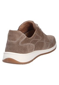 Brauner Wildleder-Sneaker mit weißer Sohle, sichtbaren Nähten, Schnürung vorne und gepolstertem Kragen, aus seitlichem Rückwinkel gezeigt.