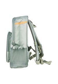 Hellgrüner Rucksack mit mehreren Fächern, einer Mesh-Seitentasche und einem orangefarbenen Akzent. Verstellbare Riemen und eine strukturierte Oberfläche.