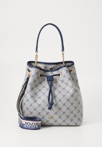 Borsa a secchiello in tessuto stampato con colori blu chiaro e blu navy. Presenta una chiusura a cordoncino e manici con dettagli in catena. Logo del marchio visibile.