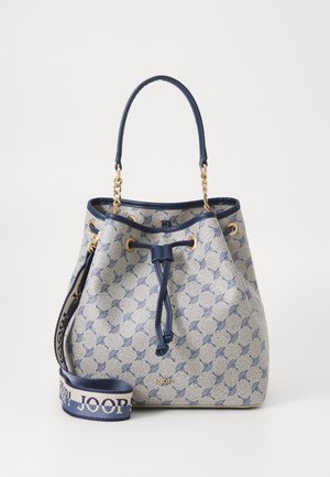 Saco em tecido estampado com cores azul claro e azul marinho. Apresenta um fecho por cordão e alças acentuadas com corrente. Logótipo da marca visível.