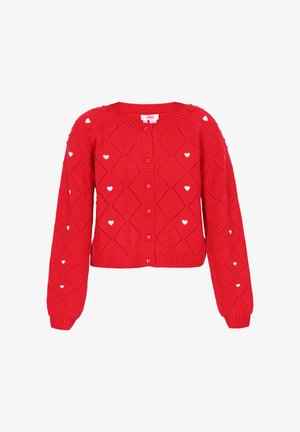 Rød strikket cardigan med diamantmønster, prydet med hvide hjerteaccenter, knaplukning foran samt ribbenede manchetter og kant. Kort længde.
