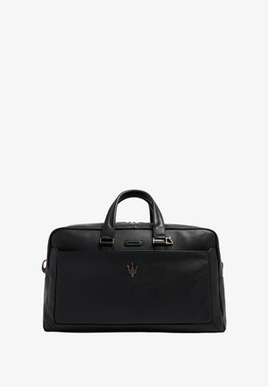 Schwarze Leder-Reisetasche mit zwei Obergriffen, goldfarbenen Beschlägen, einer vorderen Tasche und einem geprägten Logodetail in der Mitte vorne.