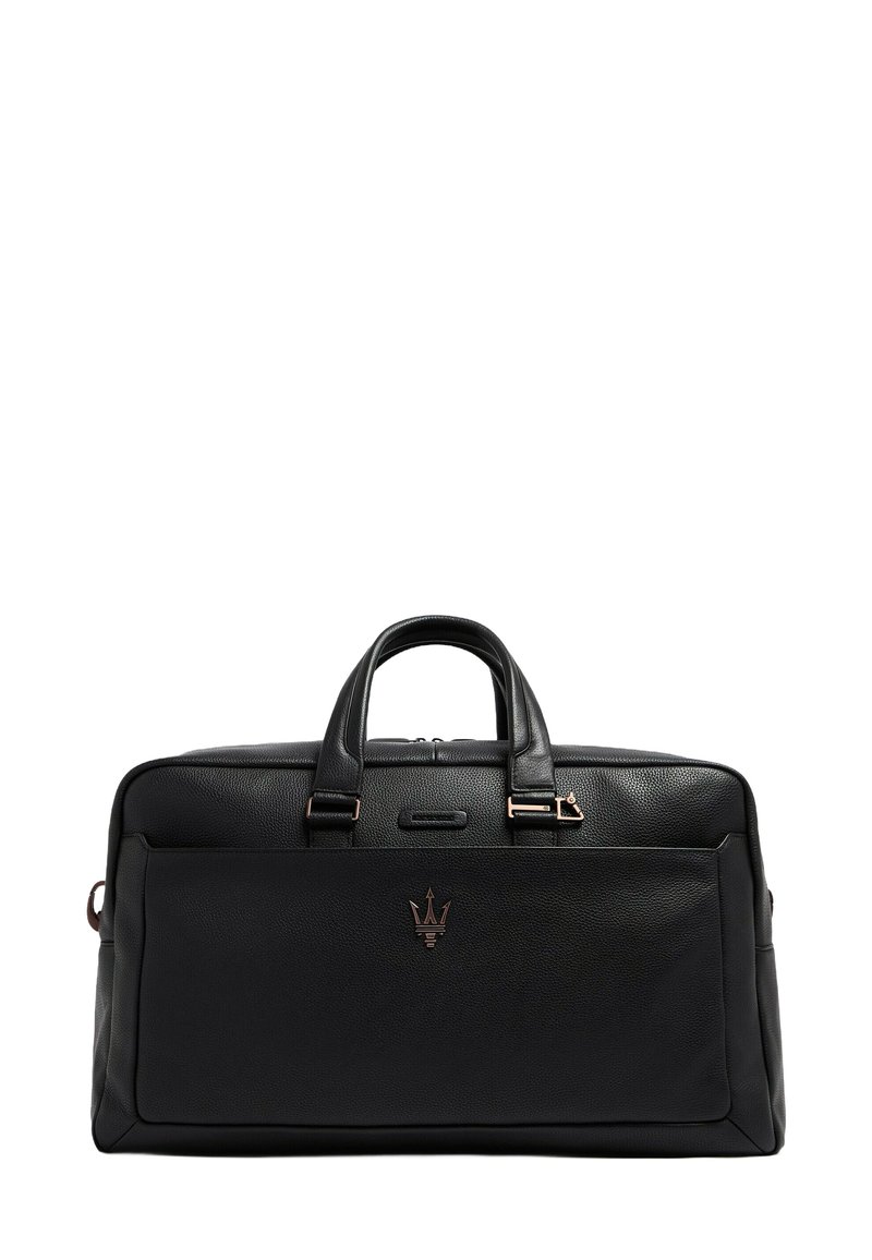 Sac de voyage en cuir noir avec deux poignées supérieures, ferrures dorées, une poche avant et un logo embossé centré sur le devant.