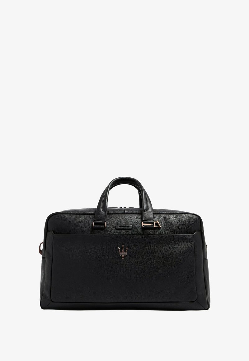 Sac de voyage en cuir noir avec deux poignées supérieures, ferrures dorées, une poche avant et un logo embossé centré sur le devant.