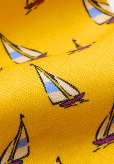 Κίτρινο ύφασμα με σχέδιο μικρών ιστιοφόρων με λευκά, μπλε και μοβ πανιά σε επαναλαμβανόμενο σχέδιο.