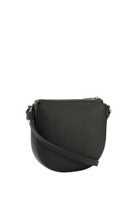 Černá kožená kabelka přes rameno s kulatým tvarem, texturovaným povrchem, zipem a nastavitelným popruhem. Minimalistický design, žádné viditelné kovové prvky.