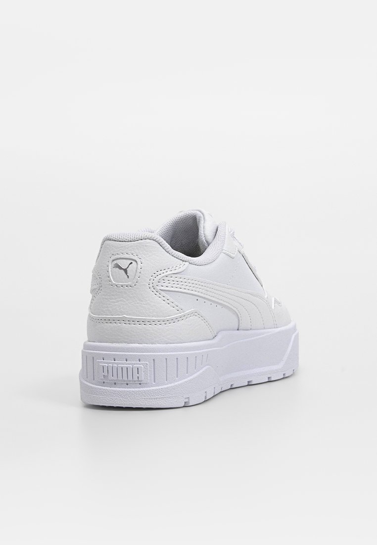 Sneaker Puma bianco con pelle testurizzata, suola rialzata e logo sul tallone, mostrato da una vista posteriore in tre quarti su uno sfondo neutro.