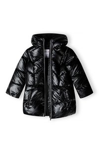 Chaqueta acolchada negra con acabado brillante, capucha, cierre de cremallera, dos bolsillos laterales y patrón acolchado para aislamiento.