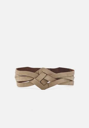 Beige suède riem met een geweven knoopontwerp in het midden en meerdere overlappende banden.