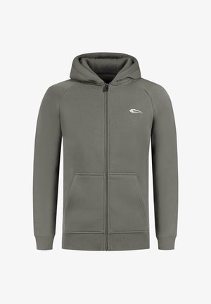 Olivgrüne Zip-Hoodie aus weichem Material, mit einer Kängurutasche, gerippten Bündchen und einem kleinen weißen Logo auf der linken Brust.