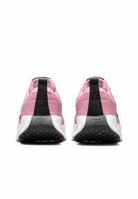 Zapatillas deportivas rosas con acentos negros, superior de tejido texturizado y suela de goma negra. Cuenta con un prominente tirador en el talón para facilitar su uso.