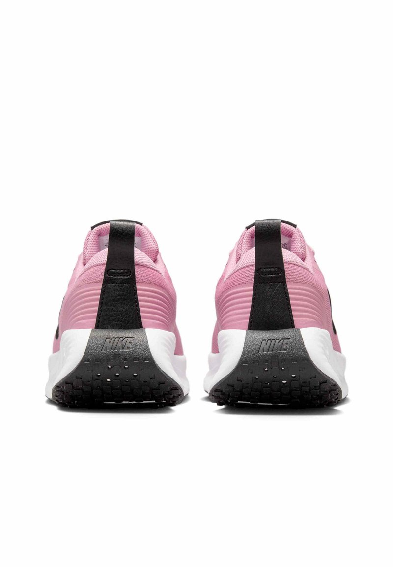 Baskets de sport roses avec accents noirs, tige en tissu texturé et semelle extérieure en caoutchouc noir. Elles disposent d'une languette de talon proéminente pour un enfilage facile.