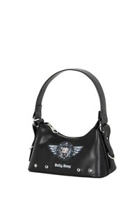 Bolso de mano de cuero sintético negro con una silueta curvada, que presenta un logo gráfico, acentos de hardware plateado y detalles con tachuelas.