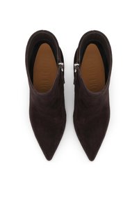 Brūni zamša potītes ar smailiem pirkstiem un sānu rāvējslēdzējiem, ar gludu tekstūru un minimālistisku dizainu.