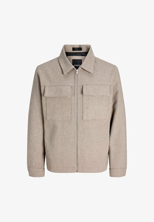 Beige, gestructureerde jas met een kraag, ritssluiting aan de voorkant en twee borstzakken. Met een rechte snit en lange mouwen.