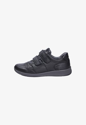 Schwarzer legerer Lederschuh mit doppelten Klettverschlüssen und gepolsterter Sohle, seitlich auf weißem Hintergrund gezeigt.