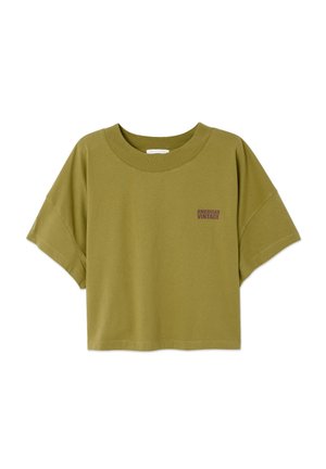 Olivgrünes, kurz geschnittenes T-Shirt mit kurzen Ärmeln und dem Schriftzug "AMERICAN VINTAGE" in kleinen Buchstaben auf der linken Brust.