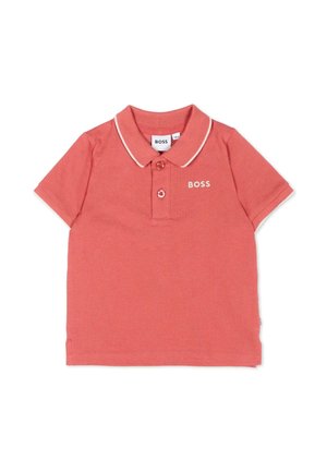 Polo a maniche corte color corallo con bordo bianco su colletto e maniche, due bottoni frontali e logo "BOSS" sul petto.