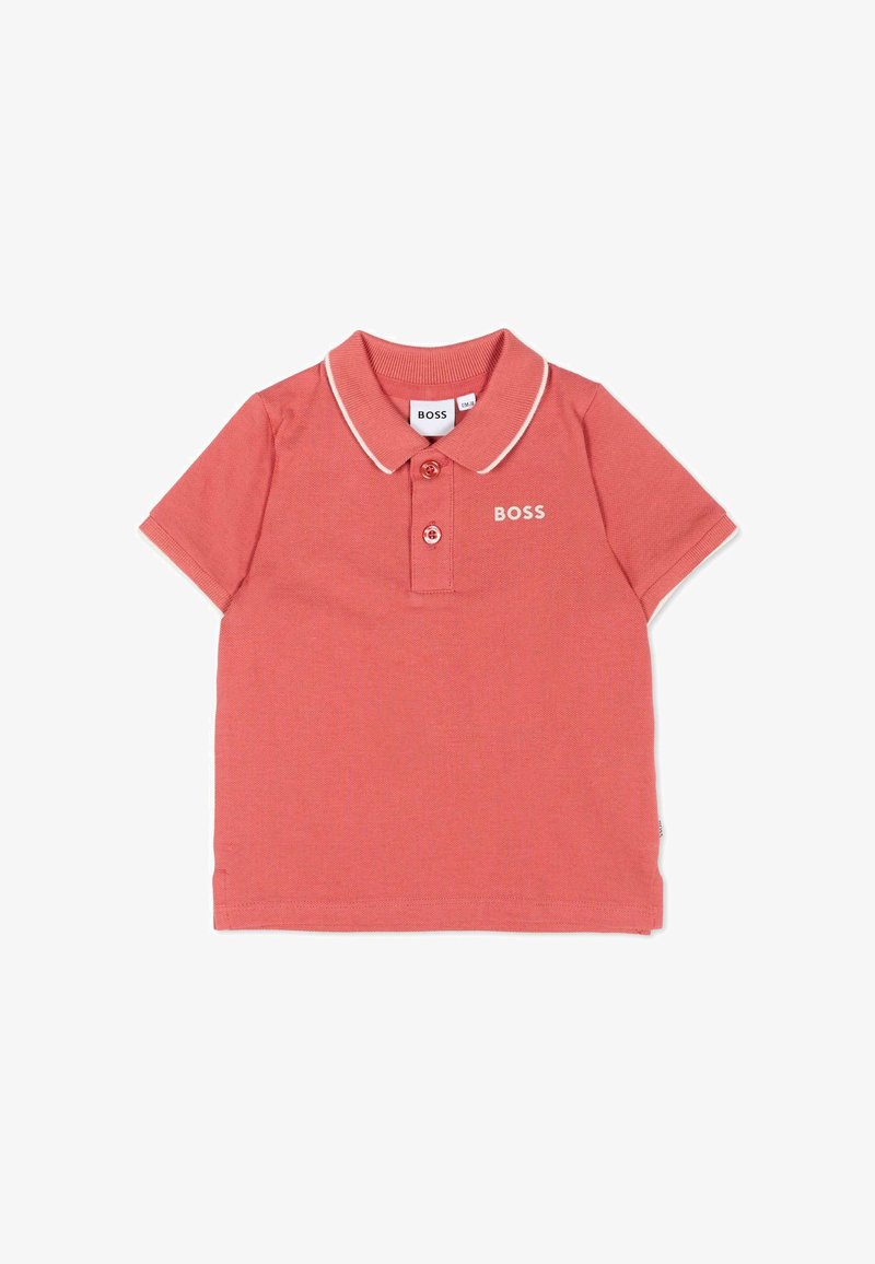 Polo à manches courtes de couleur corail avec bordure blanche sur le col et les manches, deux boutons à l'avant, et logo "BOSS" sur la poitrine.