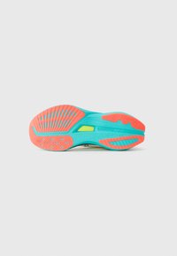 Suela de goma de color turquesa brillante con acentos en coral, que presenta patrones texturizados y agarres circulares. Logo visible en el lateral.