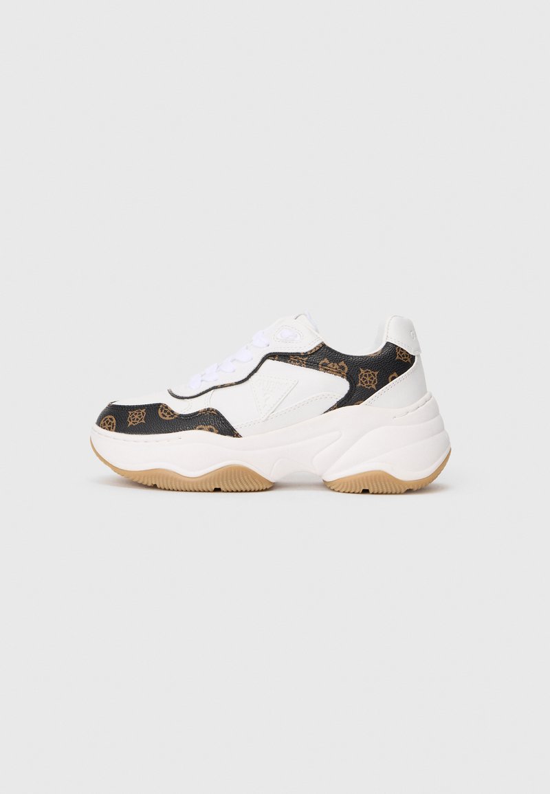 Fehér, vastag talpú sneaker fekete és barna mintás díszítéssel, vastag bézs talppal és fehér cipőfűzővel, sima világos háttér előtt bemutatva.