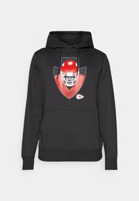 Sort hoodie med et grafisk motiv af en hjelm i rød og hvid på forsiden, med en kontrasterende tekstureret skjold-baggrund. Kængurulomme.
