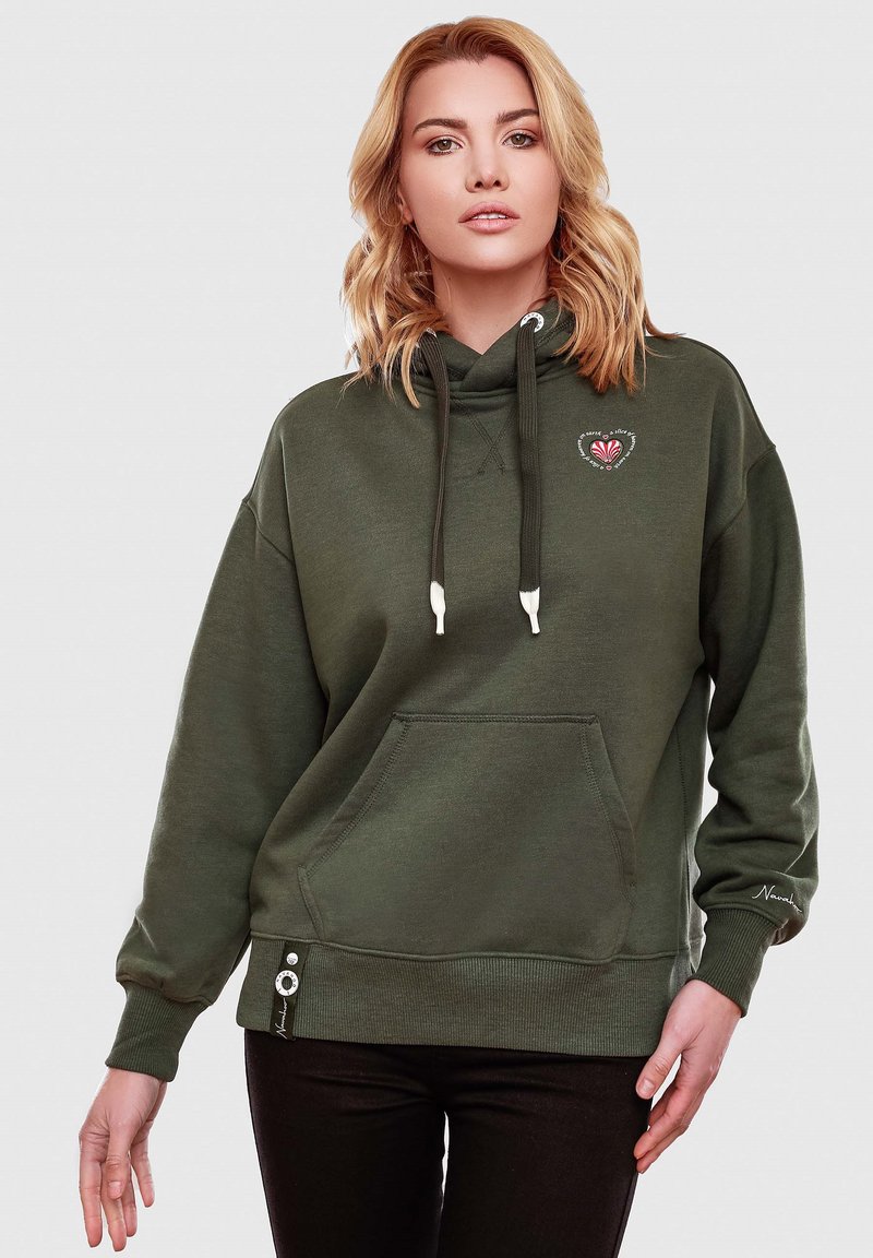 Sudadera verde oliva de algodón. Cuenta con un bolsillo frontal, cordones ajustables y un emblema decorativo en rosa y blanco en el pecho.