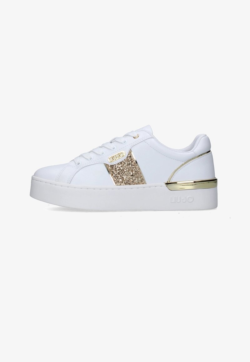 Baskets compensées blanches avec panneau latéral pailleté doré, accents dorés au talon et sur la zone des lacets, design bas et nom de la marque embossé sur la semelle.