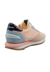 Sportlicher Sneaker in einer Mischung aus Pastellfarben: Rosa, Blau und Pfirsich. Verfügt über Obermaterial aus Wildleder, einen gepolsterten Schaft und eine Gummisohle für besseren Halt.