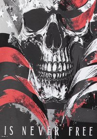 Grafisch ontwerp met een schedel in zwart-wit, geaccentueerd met rood en gestileerde elementen van de Amerikaanse vlag, met de tekst "IS NEVER FREE."