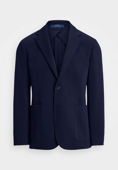 Blazer azul marinho com lapelas em bico, fecho de um único botão e duas bolsos frontais. Feito de um tecido liso e leve.